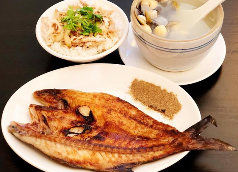 王記膠元湯店內美食