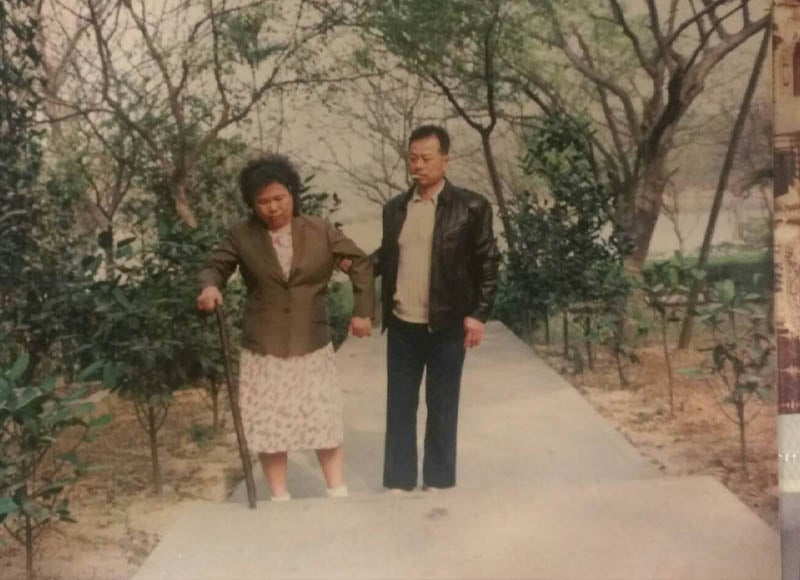 曾家莊創辦人曾溪祥(右)及其妻子(左)