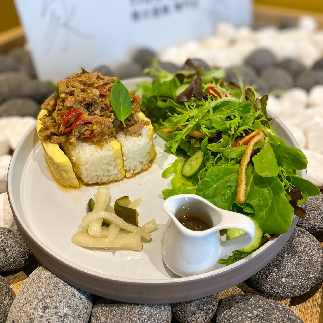 泰式打拋豬肉套餐搭配鮮蔬沙拉