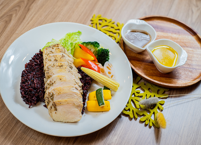 舒肥嫩雞沙拉飯